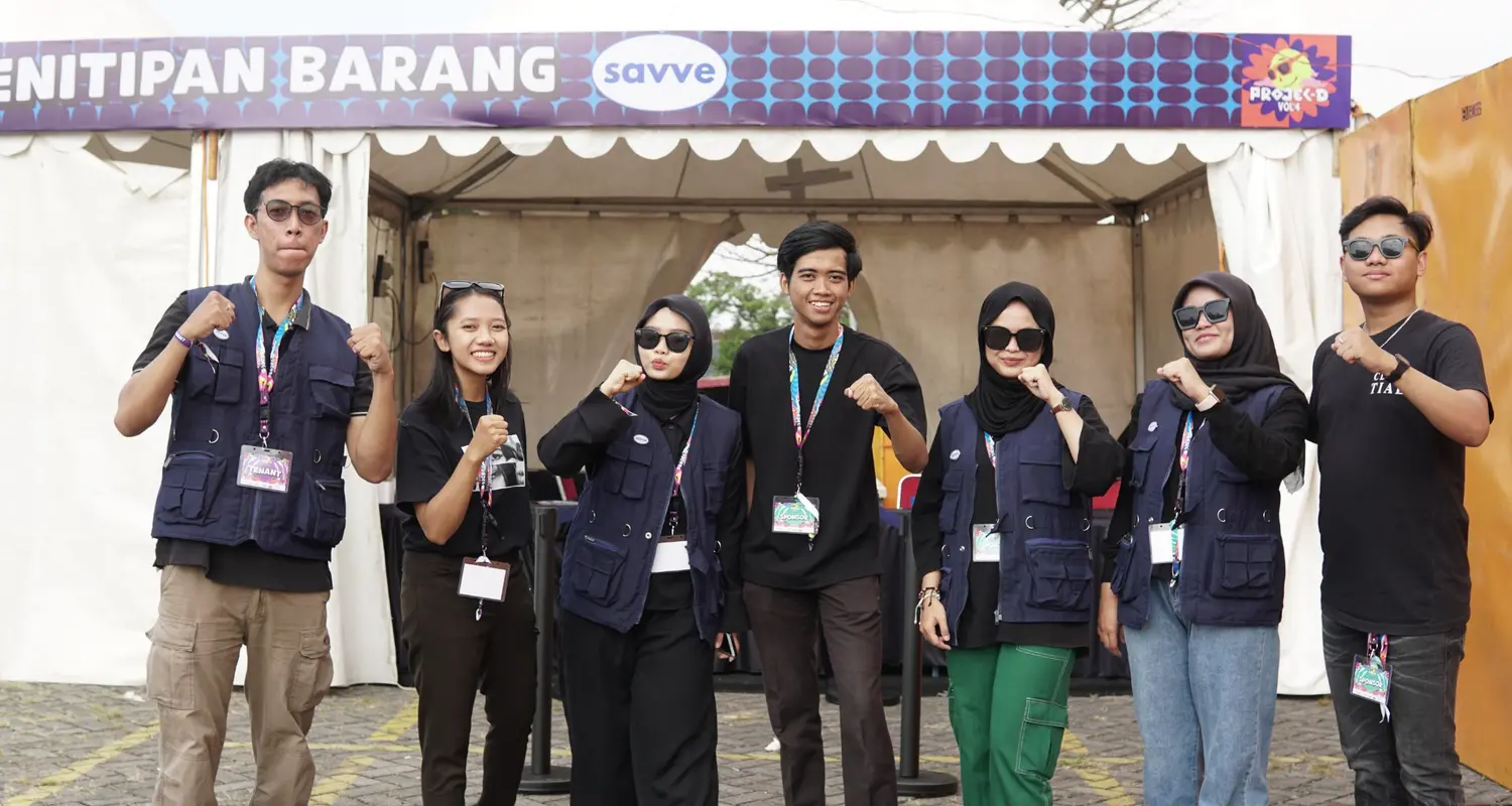 Tim Savve di depan booth penitipan barang